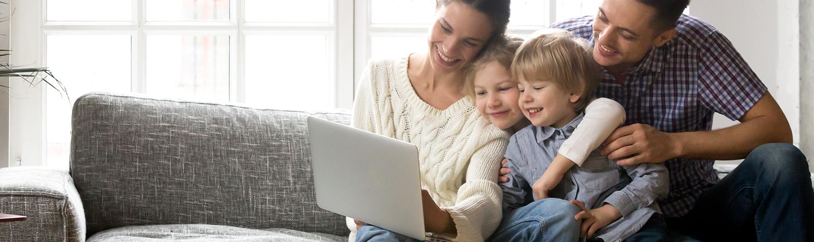 Familie liest die News von unserem Unternehmen am Laptop